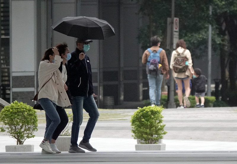 中央氣象局6日表示，8日又有另一波東北季風增強，北部、東北部水氣增多，中南部山區及屏東也有局部短暫雨，但對水情幫助不大。 (圖：中央社)