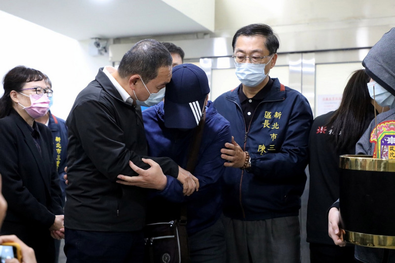 台鐵太魯閣號事故造成重大傷亡，沈姓女高中生遺體4日在警車護送下移靈返回新北，新北市長侯友宜（左2）前往慰問，女學生父親（左3）痛哭失聲。（新北市府提供） (圖：中央社)