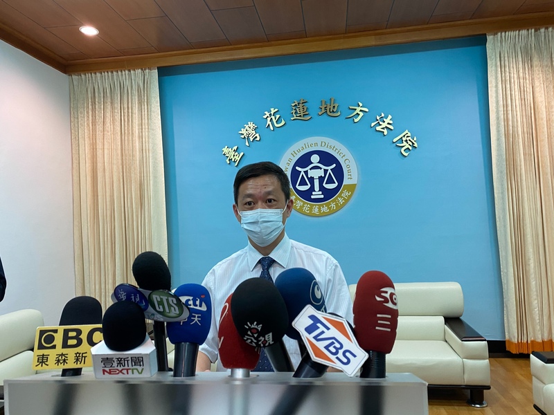 台鐵太魯閣號事故造成重大傷亡，涉肇事的義祥工業社負責人李義祥原交保裁定被撤銷，發回地院重裁。花蓮地方法院重新裁定，宣告羈押禁見。圖為台灣花蓮地方法院庭長兼發言人黃鴻達4日出面說明。 (圖：中央社)