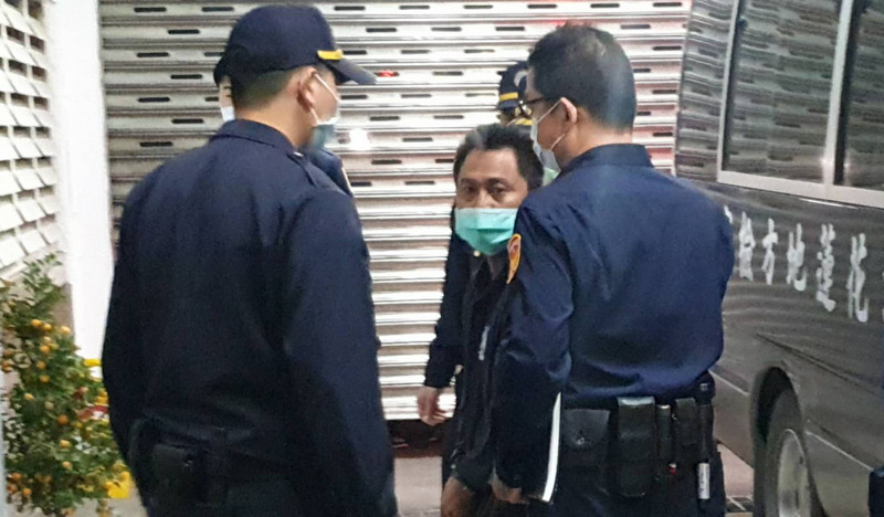 台鐵太魯閣號事故造成重大傷亡，涉嫌肇事的義祥工業社負責人李義祥（中）經花蓮地方法院重新裁定羈押禁見，晚間解送看守所。（民眾提供） (圖：中央社)