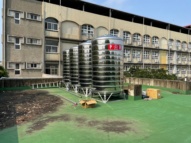 苗栗縣部分地區6日起實施自來水「供5停2」，連續停水48小時，部分學校用水吃緊，添購水塔增加儲水量。（讀者提供） (圖：中央社)