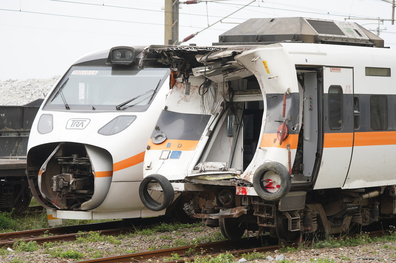 台鐵太魯閣號408次列車2日發生重大傷亡事故，事故現場5日持續搶通，第5節車廂（右）一早已拖離隧道，與第1節車廂（左）相鄰，運至和仁車站。 (圖：中央社)