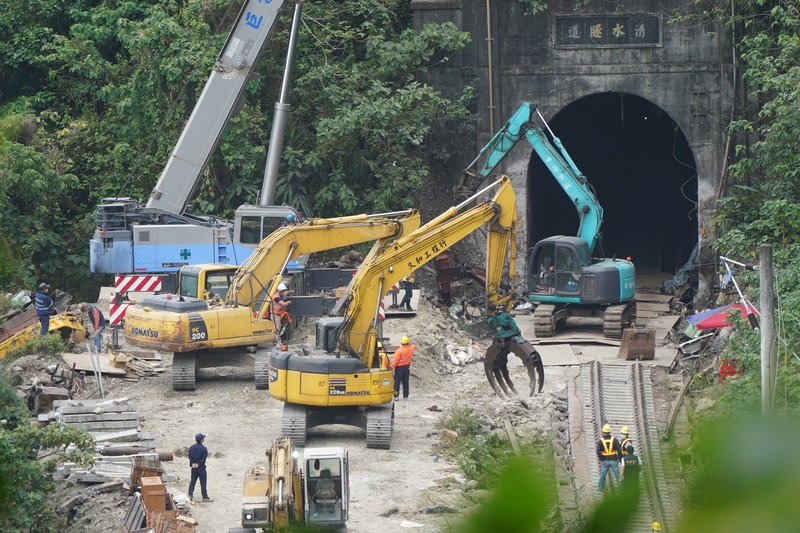 台鐵太魯閣號408次列車2日發生重大傷亡事故，事故現場5日持續搶通，搶修人員動用大型相關機具，在清水隧道內外忙進忙出。 (圖：中央社)
