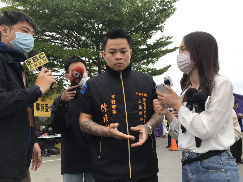 台鐵太魯閣號事故釀重大死傷，遺體修復團隊進駐花蓮市立殯儀館協助，「76行者遺體修復團隊」召集人陳修將（中）5日受訪表示，已有罹難者遺體完成修復由家屬接回。 (圖：中央社)