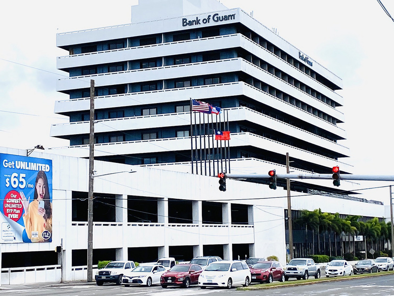 駐關島台北經濟文化辦事處位於關島市中心的國際貿易中心，國際貿易中心5日主動將中華民國國旗降半旗，對罹難者致哀，也對台灣表達慰問。（關島台商楊媜亦提供） (圖：中央社)