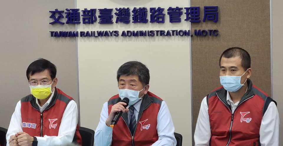 衛福部長陳時中(中)5日於台鐵記者會上表示 ，民眾捐款並非替政府付錢，未來也會成立管理委員會，保證相關用途一定「公開透明」。(江昭倫攝)