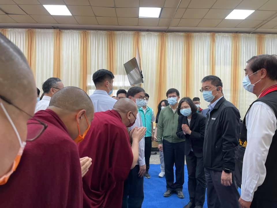 太魯閣號事故，在台的藏傳佛教上師3日到花蓮為罹難者誦經，在現場的蔡英文總統對上師表達感恩。(國際藏傳佛教研究會臉書)