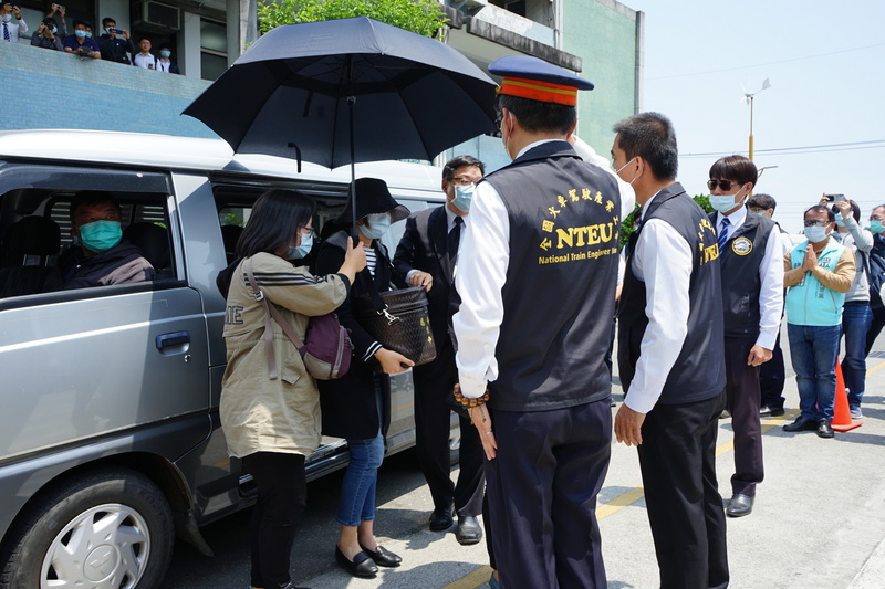 台鐵太魯閣號事故殉職的司機員袁淳修遺體6日火化，台鐵局派專列護送家屬帶著骨灰返回台中。 (圖：中央社)