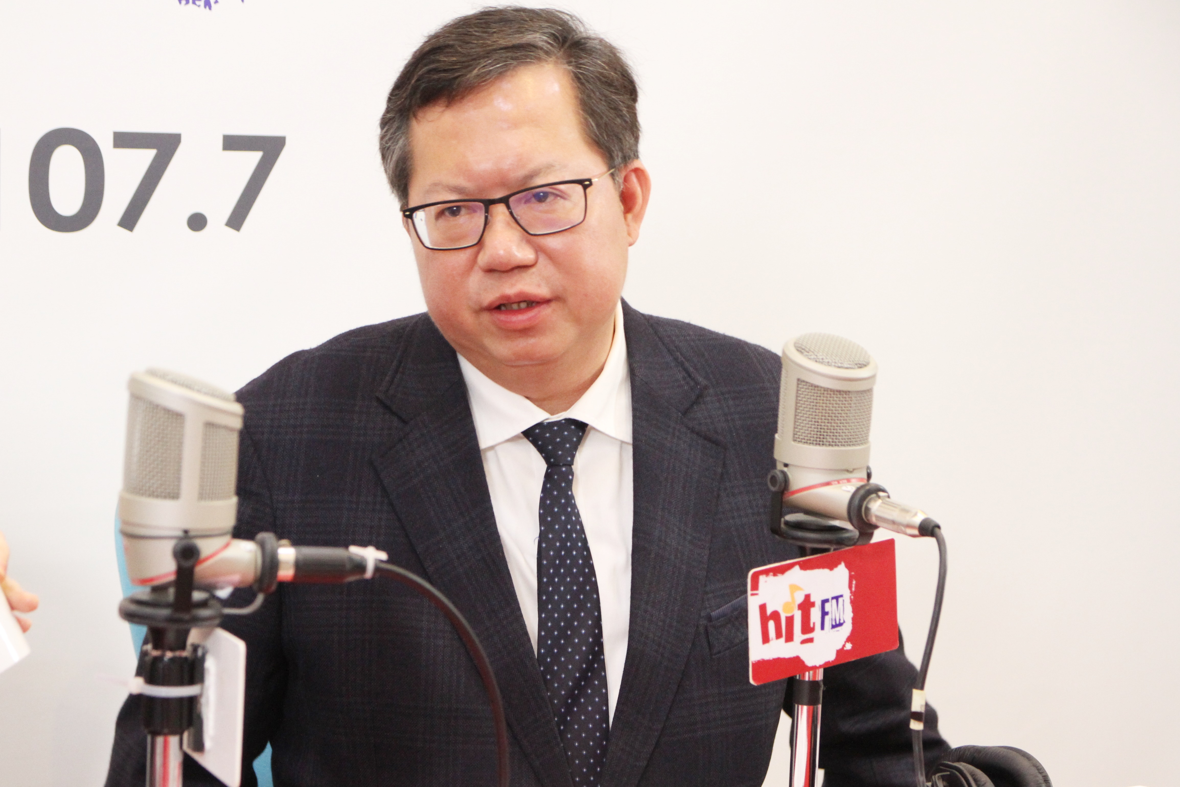 桃園市長鄭文燦指出，台鐵票價收入最高93%用來支付薪水及退休金，無力提高品質，他認為須先解決退休金問題。(Hit Fm《周玉蔻嗆新聞》製作單位提供)