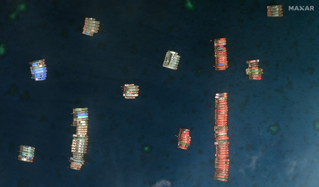大量中國海上民兵船持續集結南沙群島牛軛礁（Whitsun Reef）。 (AFP)