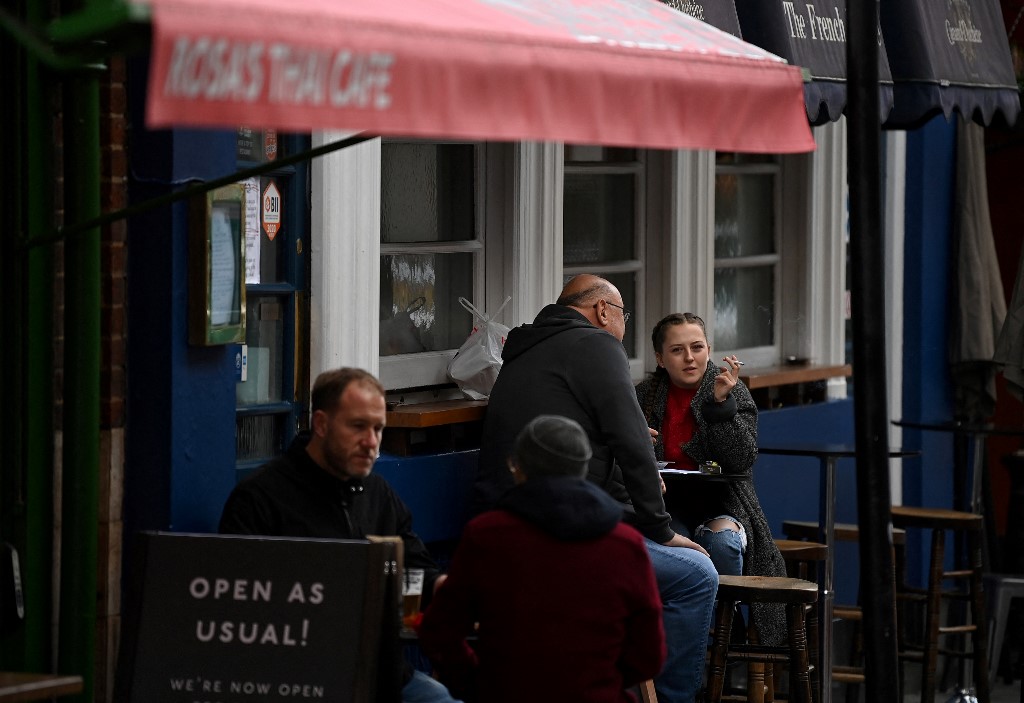 英國疫情逐漸緩和，戶外餐飲場所等從4月12日起恢復營業。(檔案照片/AFP)