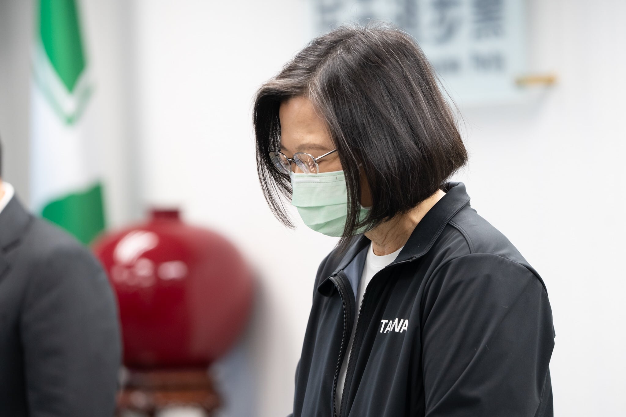 兼任民進黨主席的蔡英文總統率全體中常委為台鐵太魯閣號意外事故傷亡默哀祈福並發表談話（圖：民進黨提供）