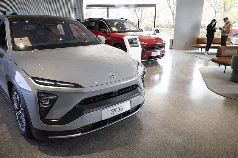 圖為消費者在北京市一處蔚來汽車中心，諮詢新車資訊。（中新社提供） (圖：中央社)