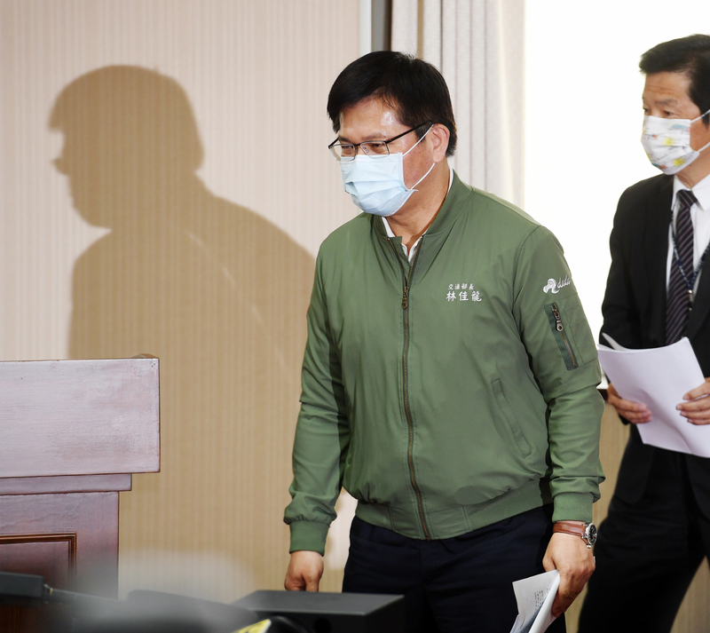 台鐵太魯閣號出軌事故造成嚴重死傷，交通部長林佳龍（左）表示堅決請辭。(資料照片/中央社)