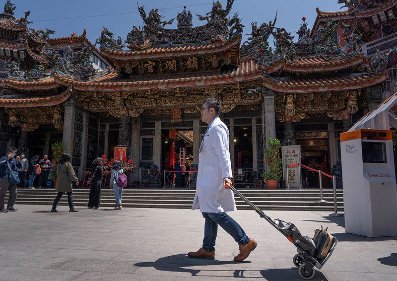 大甲鎮瀾宮媽祖9天8夜遶境進香9日起駕，光田綜合醫院骨科醫師嚴可倫提醒，遶境需長時間久走，來台輕便的手推車，將所有的家當都放在推車上，可走得更舒適、更愉快。 (圖：中央社)