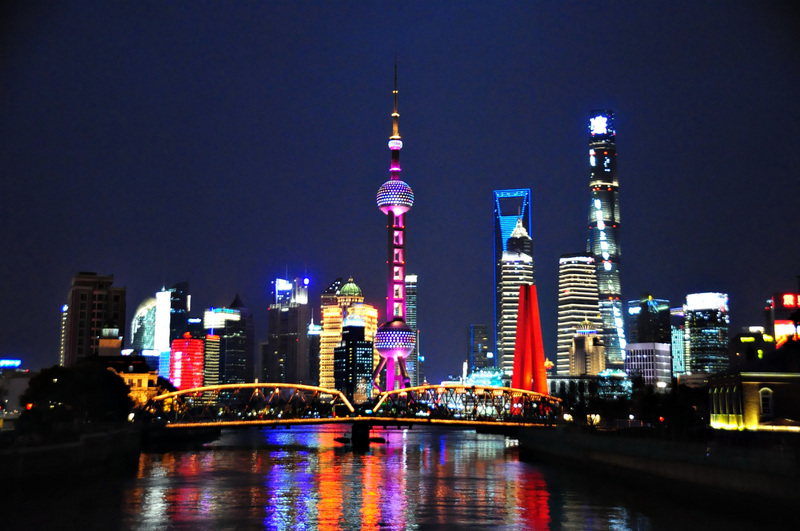 今年第3季外資在中國直接投資首次出現負值。圖為上海陸家嘴金融貿易區夜景。(資料照片/CNA)