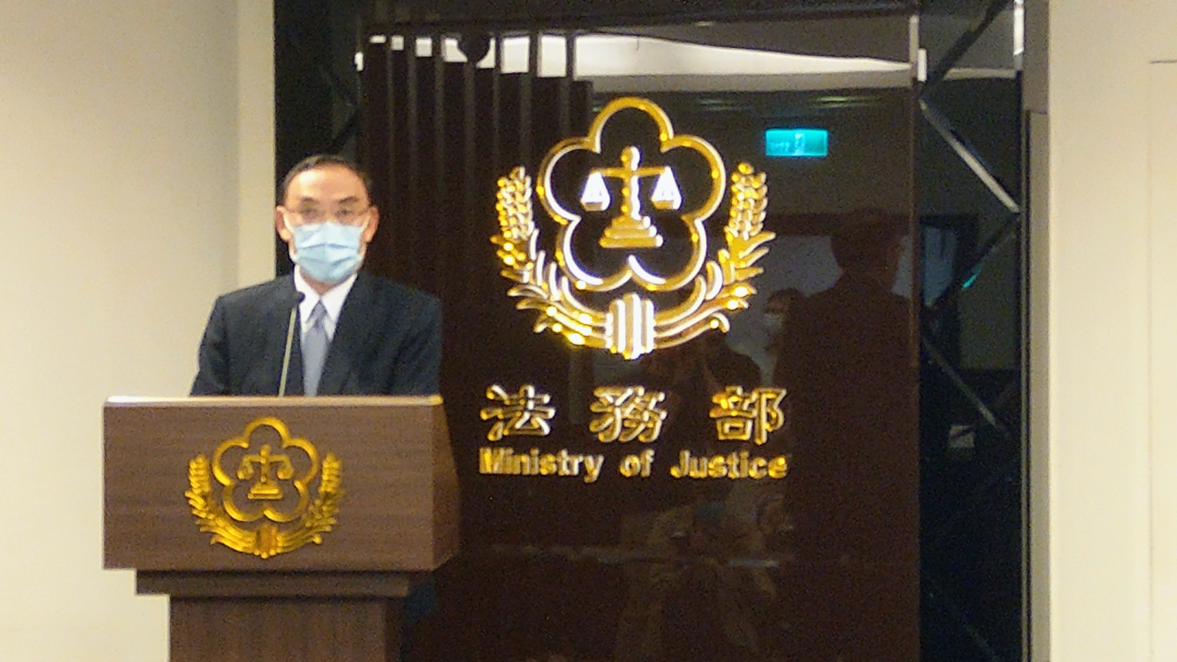 法務部長蔡清祥親自說明有關富商翁茂鍾案不當接觸案調查結果。(歐陽夢萍 攝)