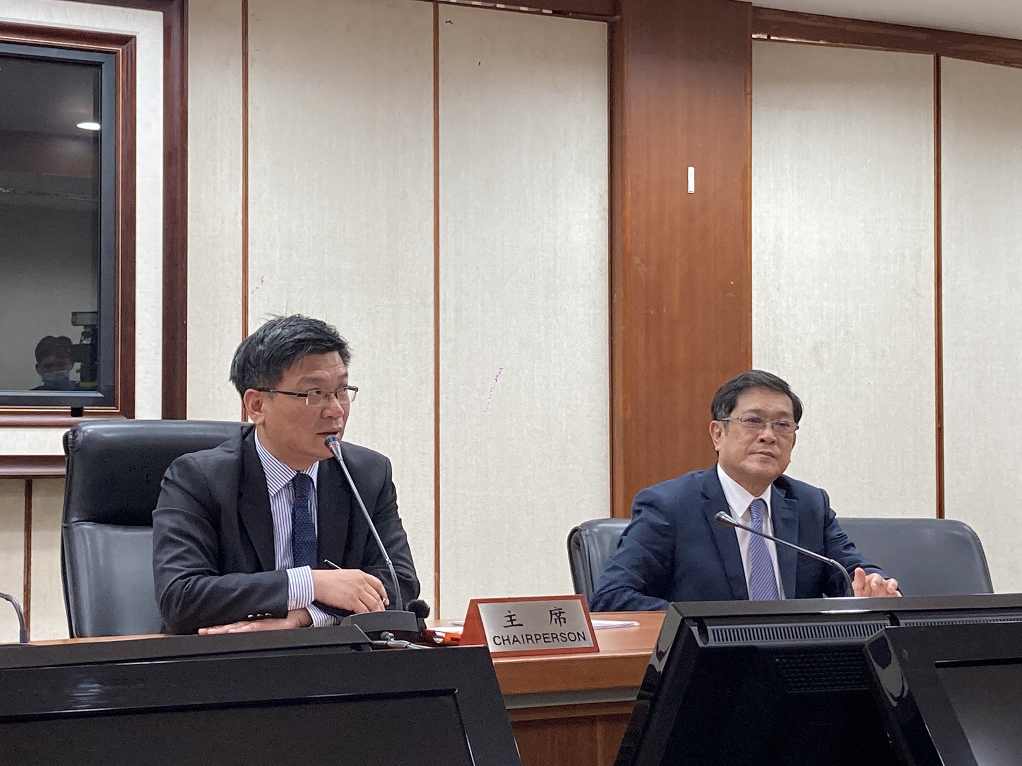 經濟部次長曾文生(左)、台電董事長楊偉甫(右)親上火線，回應台中市政府兩度開罰台中火力電廠3號機重啟。(謝佳興 攝)
