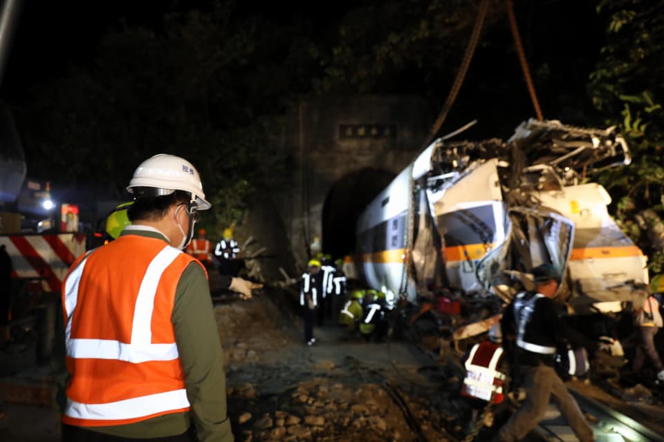 台鐵太魯閣號事故中的車頭第8車廂，6日深夜拖出清水隧道，車體嚴重變形、支離破碎，幾乎成「廢鐵」。(林佳龍臉書)