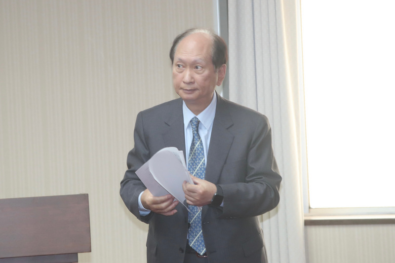台鐵太魯閣號2日發生出軌意外造成嚴重死傷，對於嫌疑肇事人李義祥擔任工地主任是否違法一事，公共工程委員會認為不僅違反營造業法，還有借牌轉包的可能。圖為工程會主委吳澤成。 (圖：中央社)