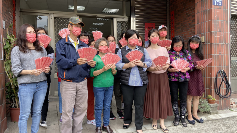 大甲媽祖遶境進香9日起駕，台中市龍井區有虔誠信徒製作口罩，準備要來發送給沿途信眾。（民眾提供） (圖：中央社)