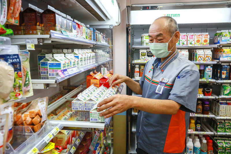勞動部擴大生活補貼對象納入中高齡再就業者。圖為7-11開設樂齡門市。（畢嘉士基金會提供） (圖：中央社)