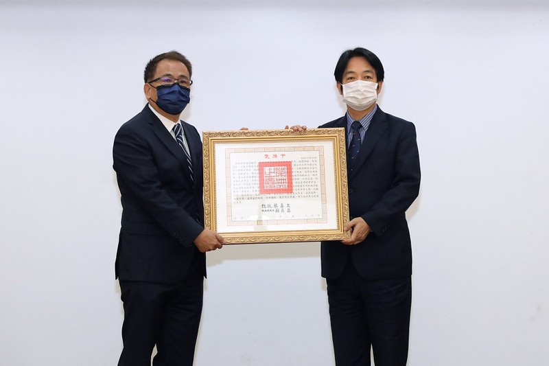 副總統賴清德代表蔡英文總統頒贈褒揚令給邱垂亮家屬。(圖：總統府Flickr)