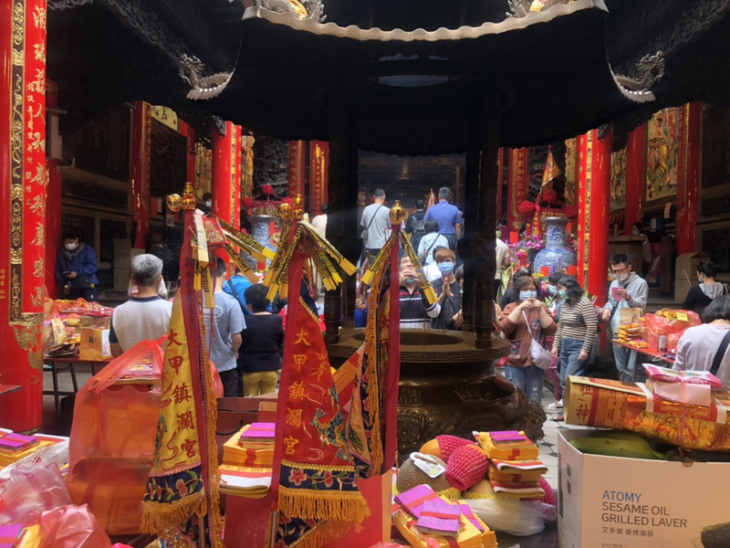 大甲鎮瀾宮媽祖9日晚間起駕遶境，上午就有許多信眾入廟參拜，準備為媽祖送駕。 (圖：中央社)