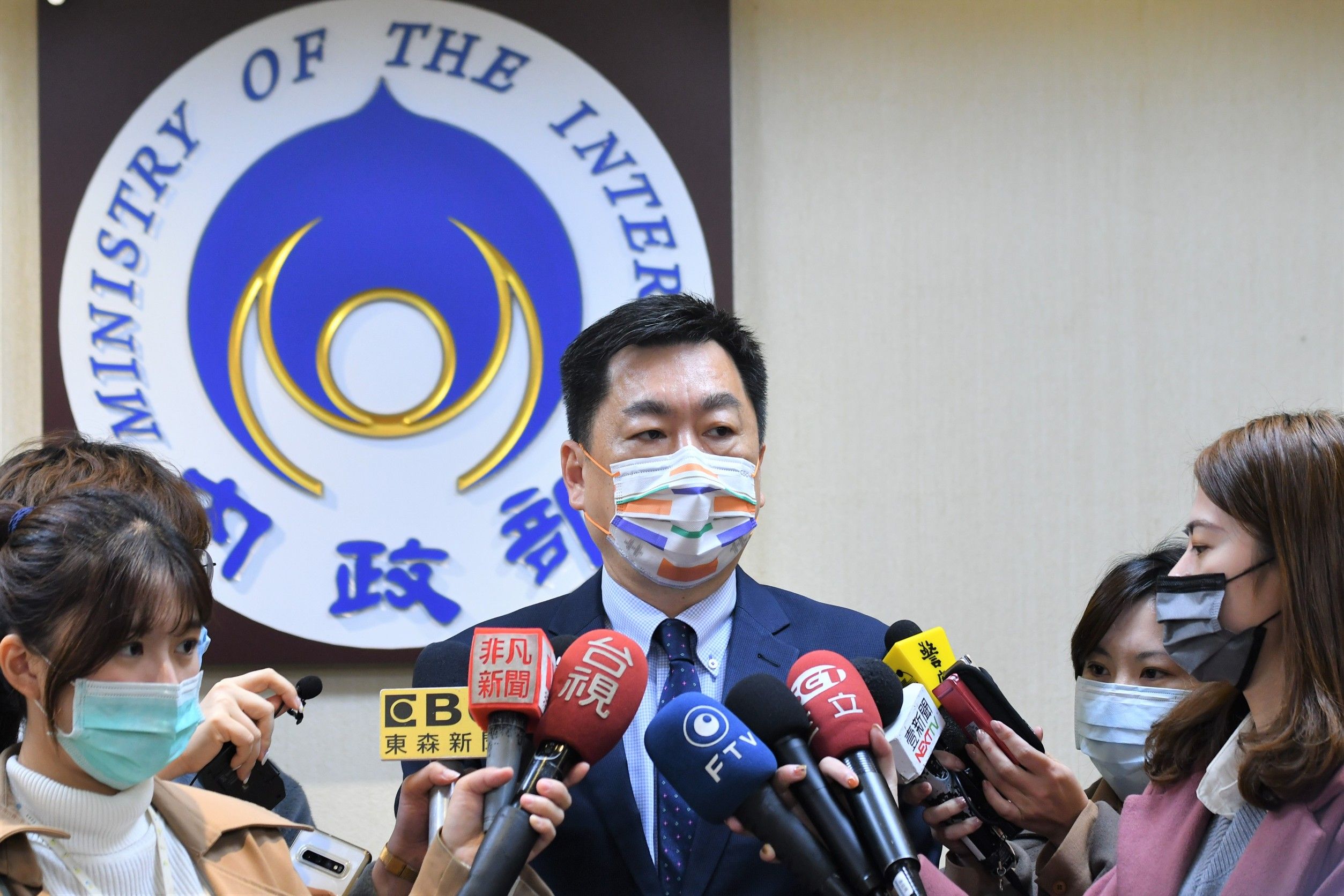 內政部次長陳宗彥9日說明國徽專案報告，並強調未要求特定政黨更改黨徽。(內政部提供)