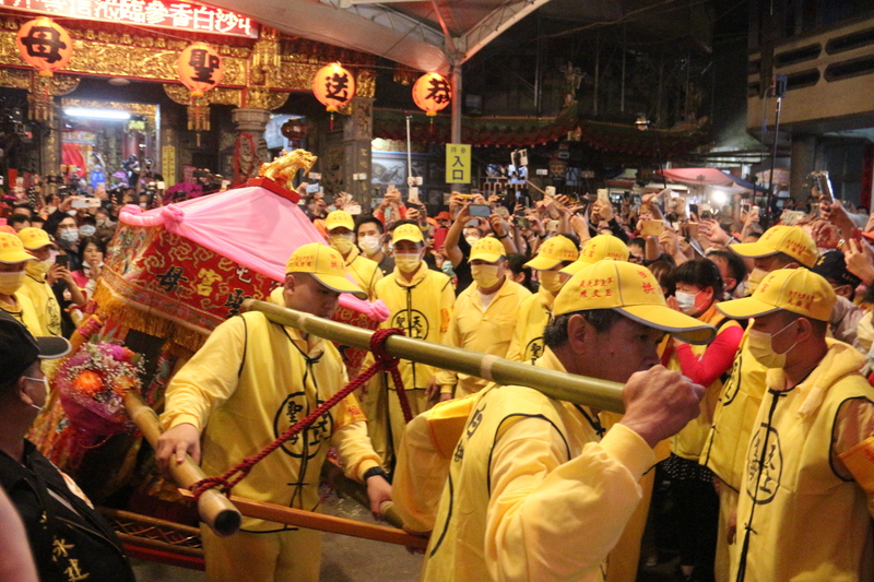 2021苗栗通霄白沙屯拱天宮媽祖往雲林朝天宮徒步進香之旅11日深夜起駕，吉時一到，鑾轎衝出廟門，數萬名信徒情緒沸騰。 (圖：中央社)