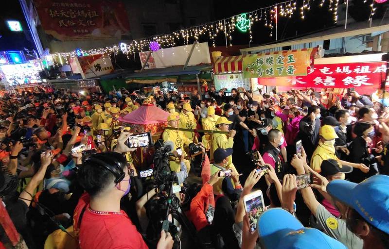 苗栗通霄白沙屯拱天宮媽祖11日深夜起駕往雲林朝天宮徒步進香，吉時一到，數萬名信徒情緒沸騰，簇擁有「粉紅超跑」之稱的媽祖鑾轎，展開8天7夜充滿神蹟色彩的宗教之旅。 (圖：中央社)