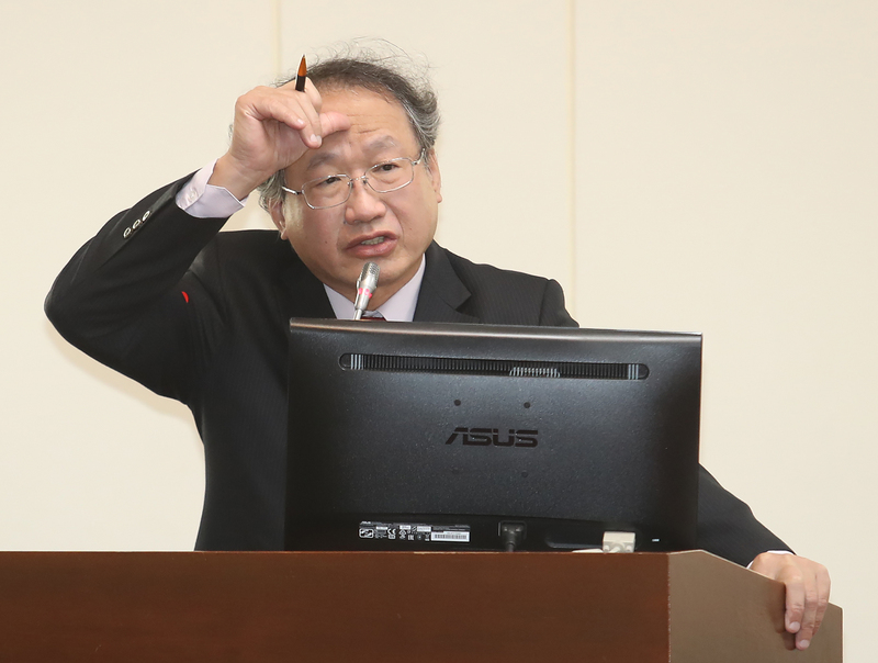 新北市林口一肉牛場15日確診牛結節疹為台灣本島首例，苗栗以北已完成疫苗注射。農委會副主委黃金城(圖)19日表示，20日起台中、彰化接著施打，22日18萬劑採購疫苗抵台，27日全台完成施打。 (圖：中央社)