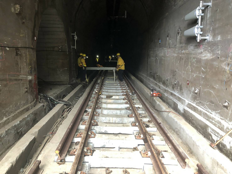 圖為台鐵道班人員與巡軌車來回檢視隧道內外鐵道，確保鐵軌修復完整平順。（台鐵局提供） (圖：中央社)