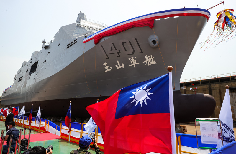海軍已完備玉山艦成軍訓練，將於19日上午舉辦成軍典禮，並正式投入戰備序列。圖為海軍「新型兩棲船塢運輸艦」的「玉山艦(YU SHAN)」下水典禮。 (圖：中央社)