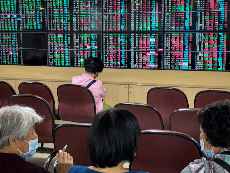 台北股市22日成交爆大量達到6448.89億元，創歷史單日成交新天量。(圖：中央社)