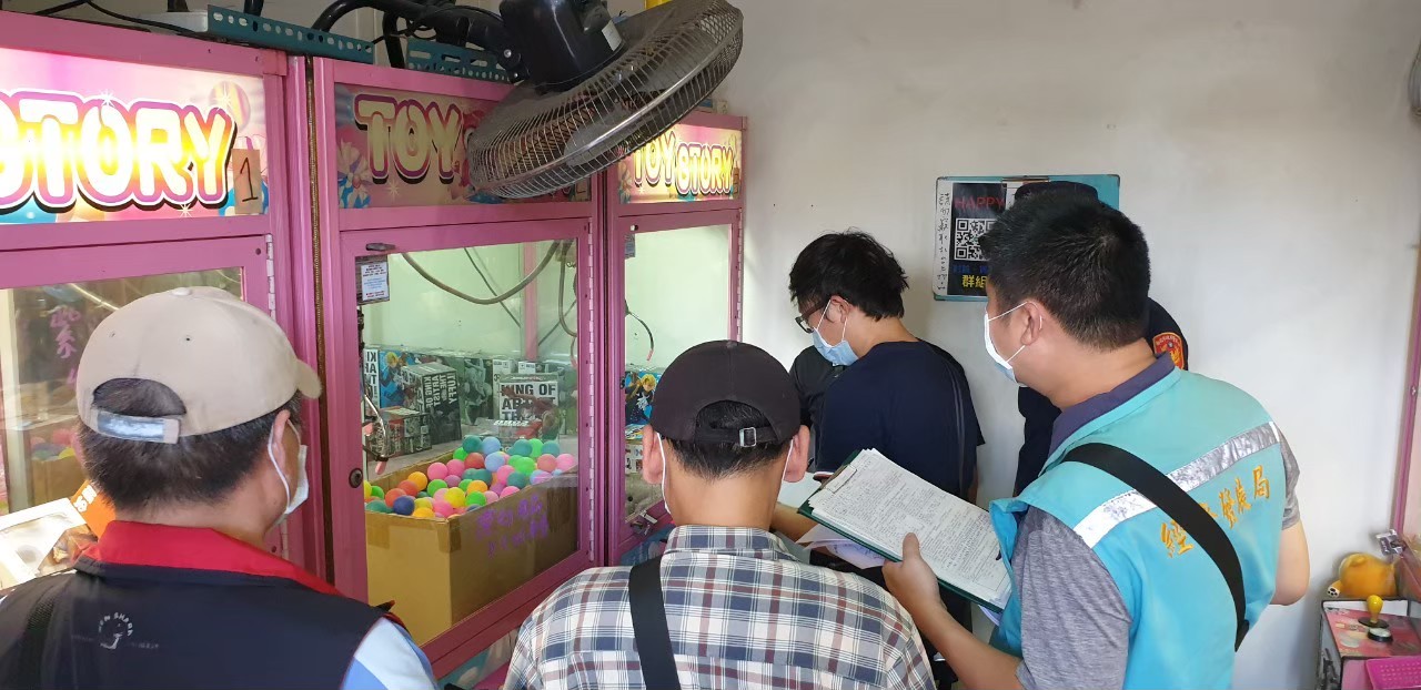 夾娃娃機蔚為風潮，新北市經發局提出新北市自助選物販賣事業管理自治條例草案加以規範。(新北市經發局提供)