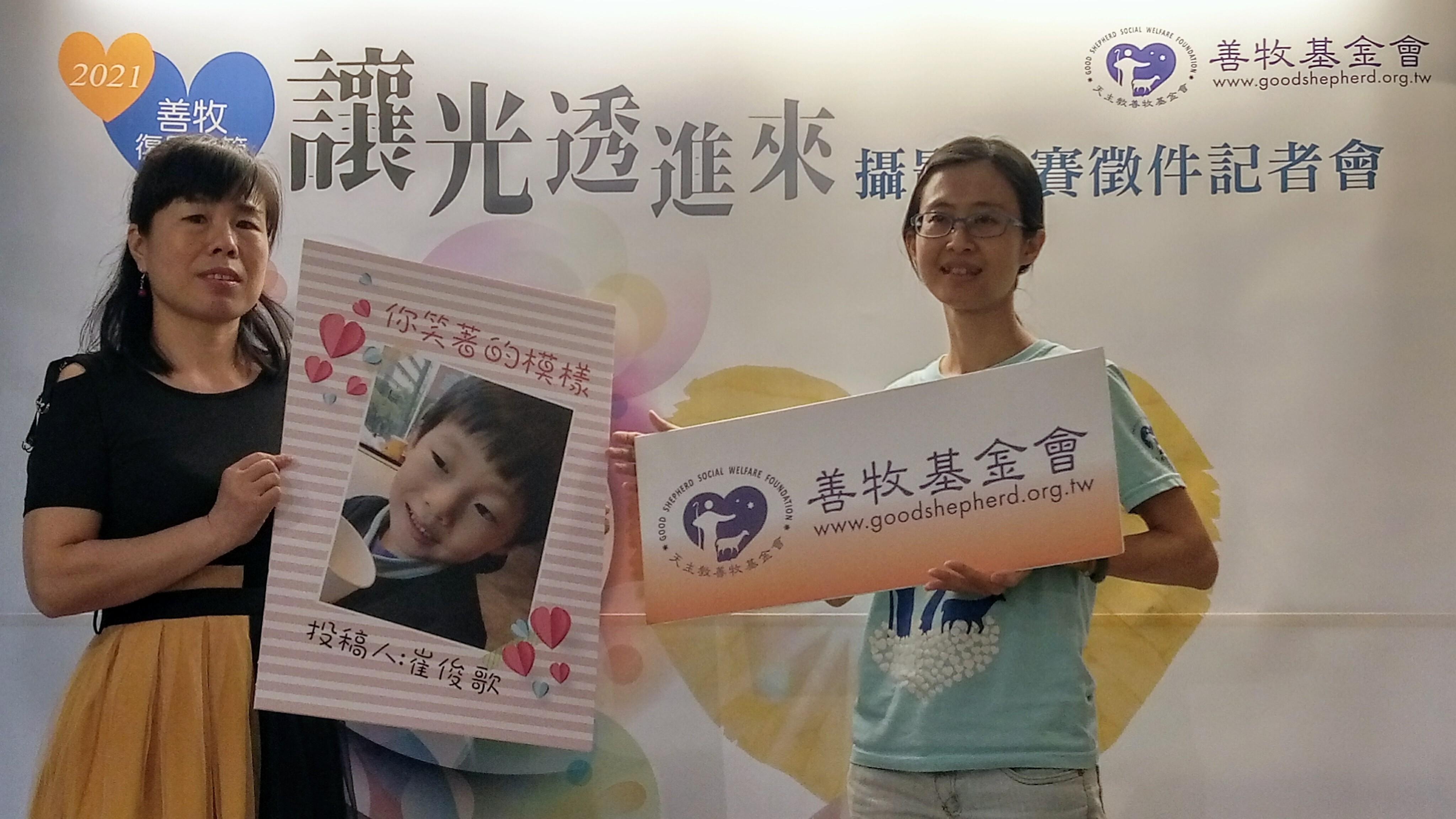 新住民崔俊歌(左)感謝善牧台中婦女培力中心主任賴雅鈴(右)當時展開的關懷行動，現在她拍下孩子微笑的照片，搶先參加攝影比賽。(陳國維 攝)