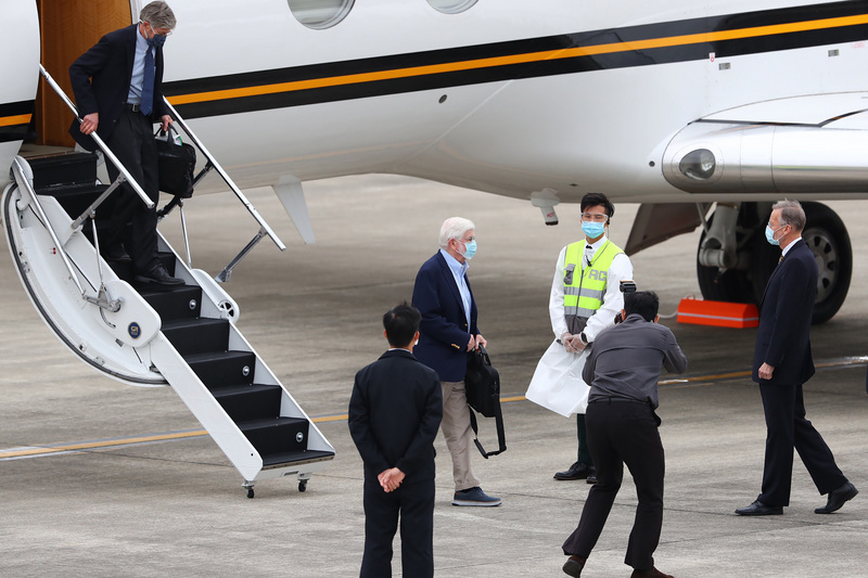 美國總統拜登摯友、前參議員陶德（Chris Dodd）（中白髮者）率團來台訪問，14日下午抵達台北松山機場，訪團成員之一、前美國副國務卿史坦柏格（JamesSteinberg）（左）隨後步出機艙，美國在台協會（AIT）處長酈英傑（William Brent Christensen）（右）上前歡迎。 (圖：中央社)