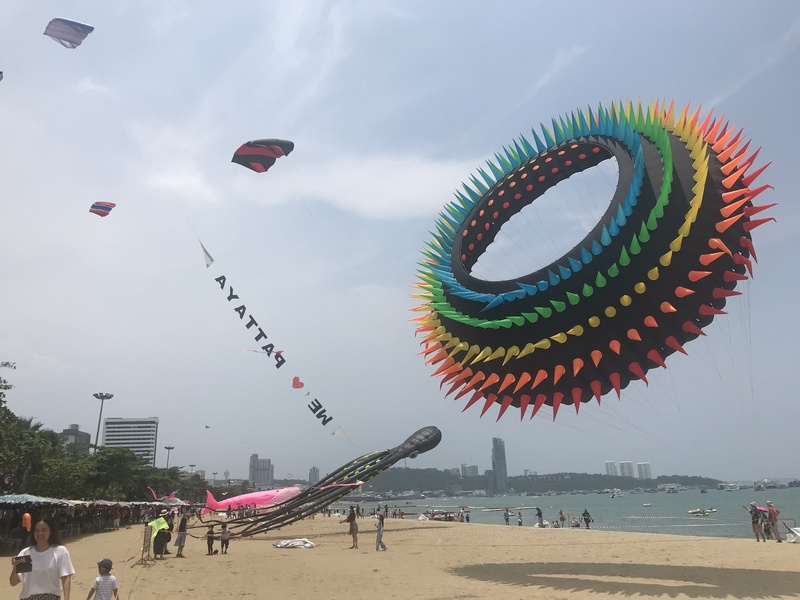 泰國觀光重鎮巴達雅（Pattaya）首次沙灘風箏節，巨型風箏在海灘綿延約300公尺。 (圖：中央社)