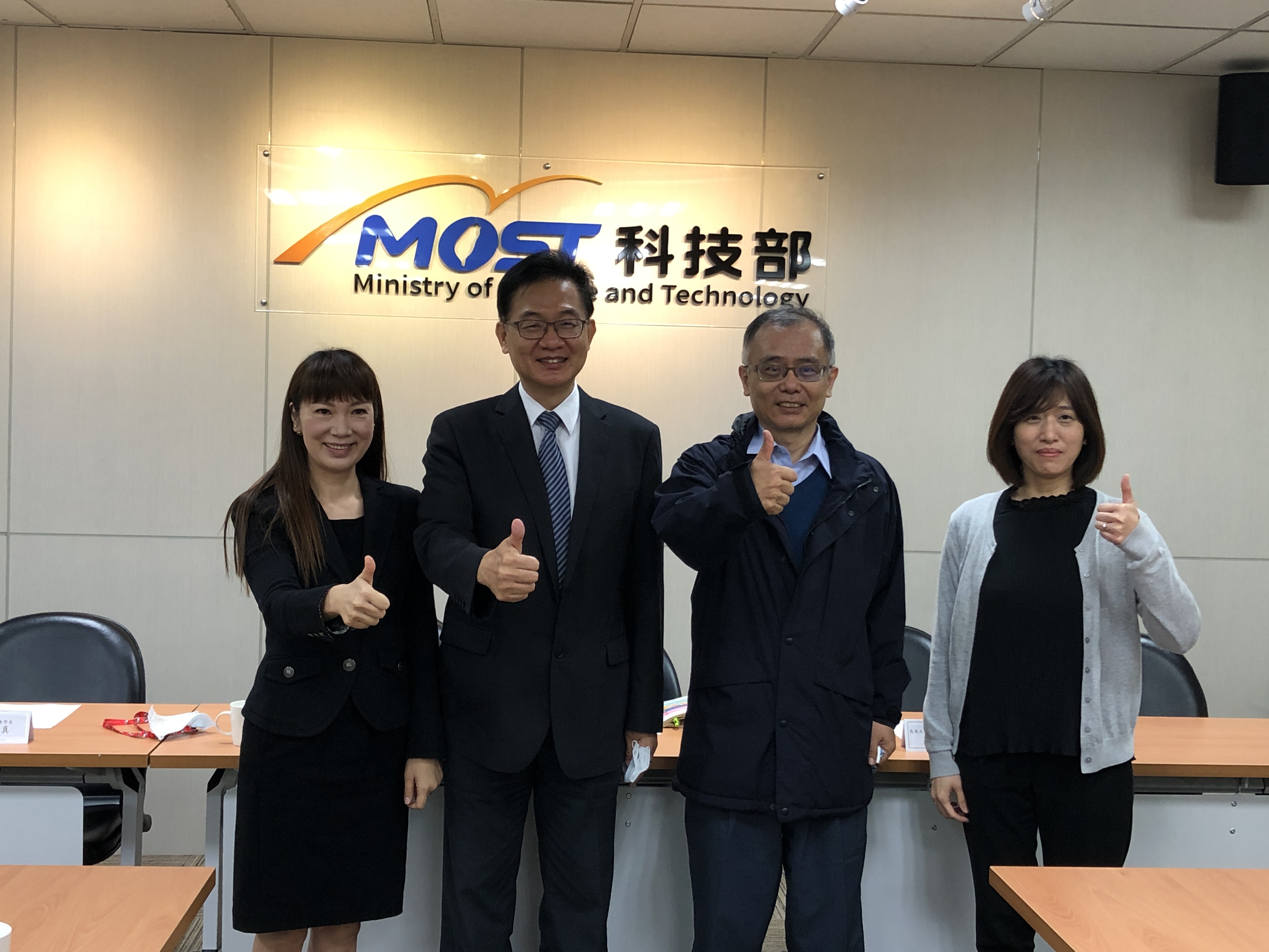 由長庚大學組成的跨校研究，歷時6年，首度建立出腸肺軸線，發現腸道菌相的好壞與慢性肺阻塞(COPD)有因果關係，他們更發現一種二代益生菌可防治慢性肺阻塞。(楊文君攝)