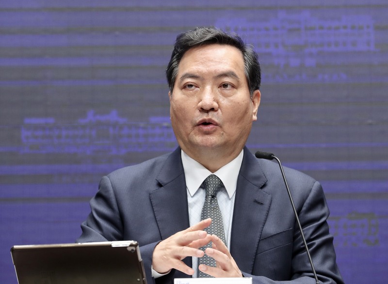 行政院發言人羅秉成（圖）15日主持行政院會後記者會表示，行政院長蘇貞昌13日約談交通部長林佳龍後，向總統蔡英文報告，已批准林佳龍辭呈，將於20日生效。 (圖：中央社)
