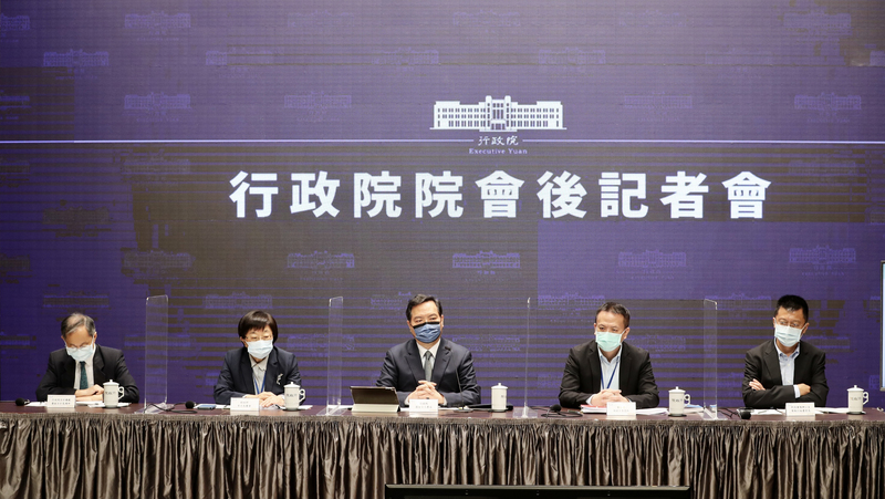 行政院發言人羅秉成（中）15日主持行政院會後記者會，主計總處副主計長蔡鴻坤（左）、財政部次長李慶華（左2）、國發會副主委施克和（右2）、科技會報辦公室執行祕書葉哲良（右）出席記者會。 (圖：中央社)