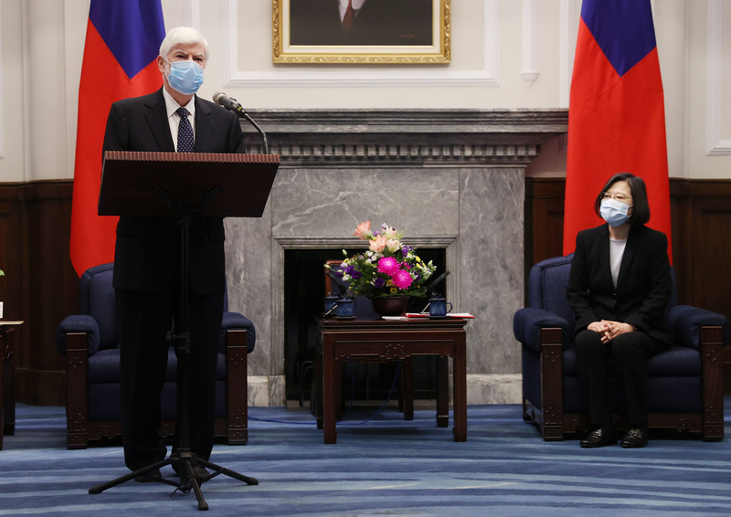 美國總統拜登摯友、前參議員陶德（Chris Dodd）（左）率團訪台，15日在總統府表示，現在是美台關係有史以來最強健牢固的時刻，有信心拜登政府會協助台灣拓展國際空間，並支持台灣積極投入自我防衛，也會尋求進一步深化美台之間既有強健的經濟聯繫。 (圖：中央社)