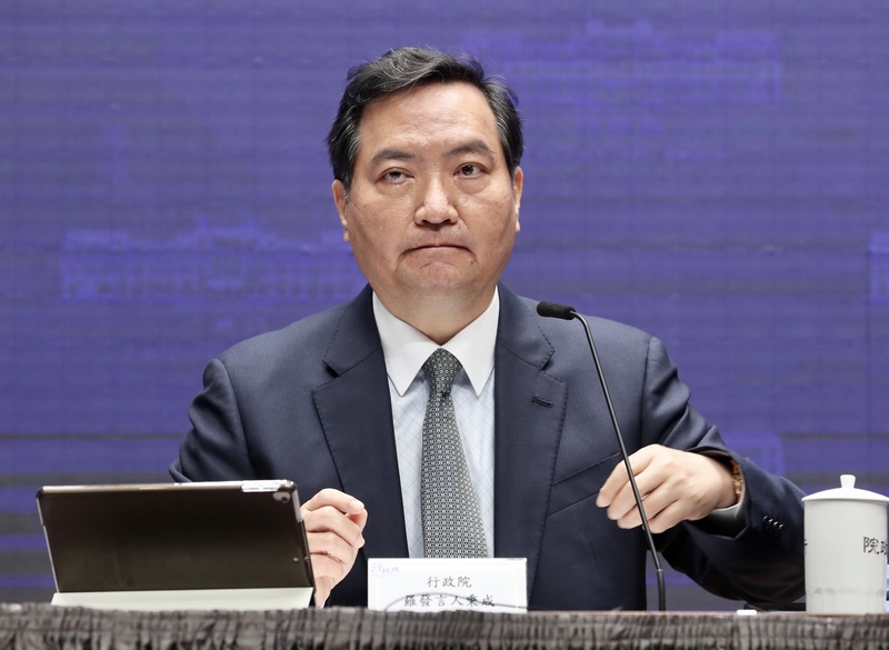 行政院表示，對黎智英等人深表同情與遺憾，更要再次譴責北京當局罔顧、壓迫港人爭取民主與自由的決心。圖為行政院發言人羅秉成。 (圖：中央社)