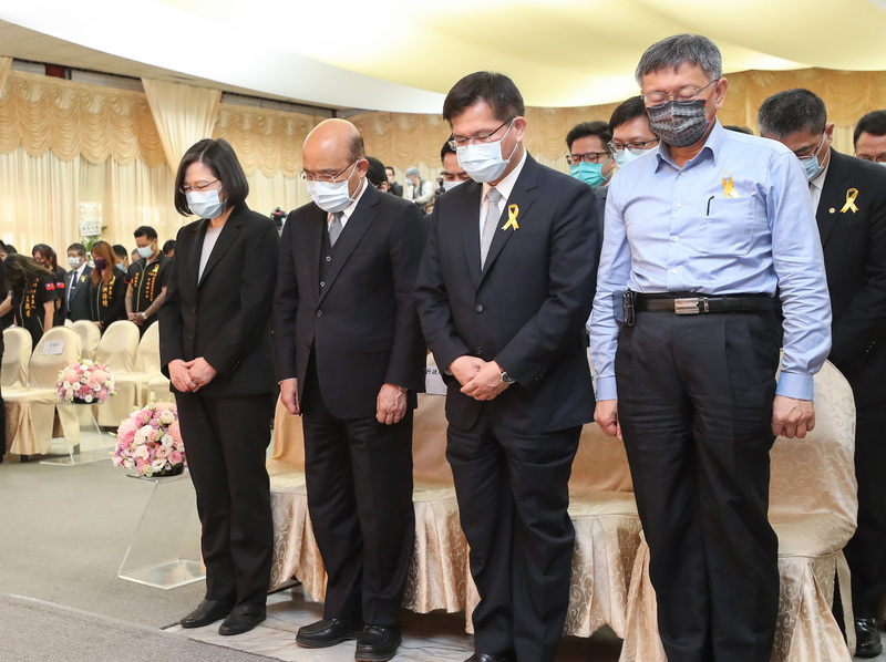 太魯閣號事故聯合公祭15日下午在台北市立第一殯儀館舉行，總統蔡英文（前右4）、行政院長蘇貞昌（前右3）、交通部長林佳龍（前右2）、台北市長柯文哲（前右）出席，和現場與會者全體起立默哀。 (圖：中央社)