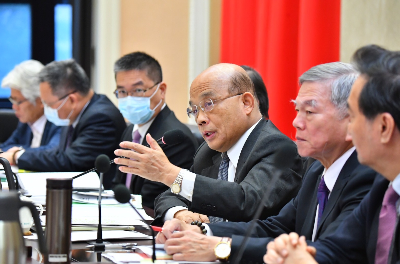 行政院長蘇貞昌在行政院會表示，將在「2050年淨零碳排」的目標下，進一步統籌評估可能的途徑，加快、加大與世界同步。(圖：行政院臉書)