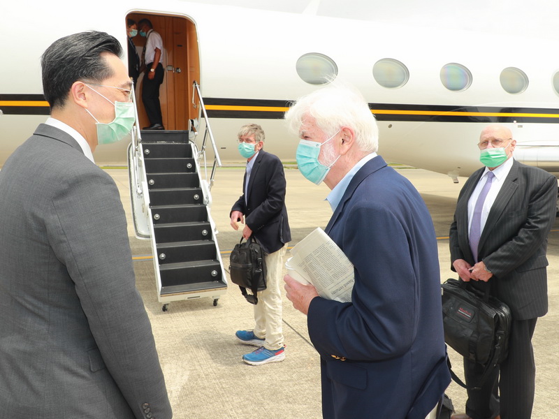 美國前參議員陶德(右二)、前副國務卿阿米塔吉(右一)及史坦柏格(中)16日搭機離台，外交部北美司長徐佑典(左)、AIT處長酈英傑前往機邊送機 (外交部提供)