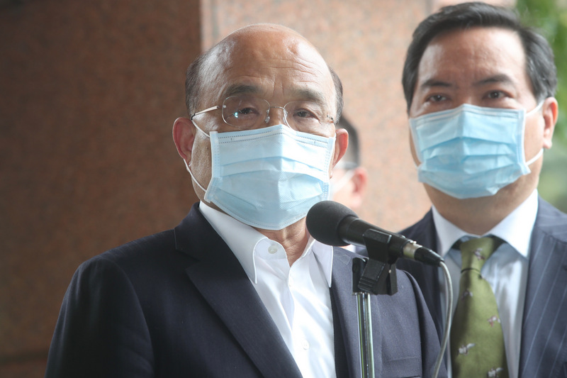 行政院長蘇貞昌（左）16日中午在淡水，視察牛結節疹防疫應變措施及疫苗施打儲備作為，並在會前接受媒體訪問，右為行政院發言人羅秉成。 (圖：中央社)