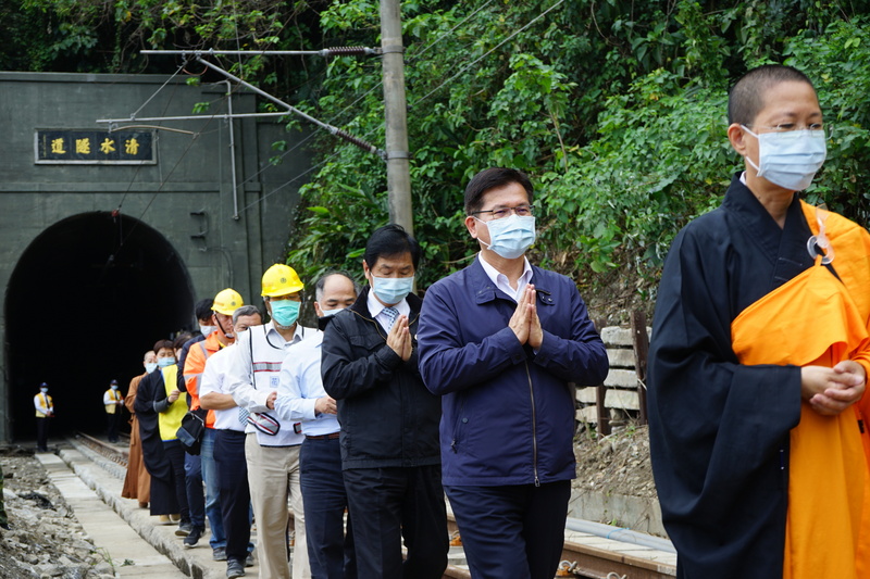 交通部長林佳龍（右2）16日重回太魯閣號事故地參加超渡法會，法師領眾誦念祈福祝禱，至隧道口引魂灑淨。 (資料照片/中央社)