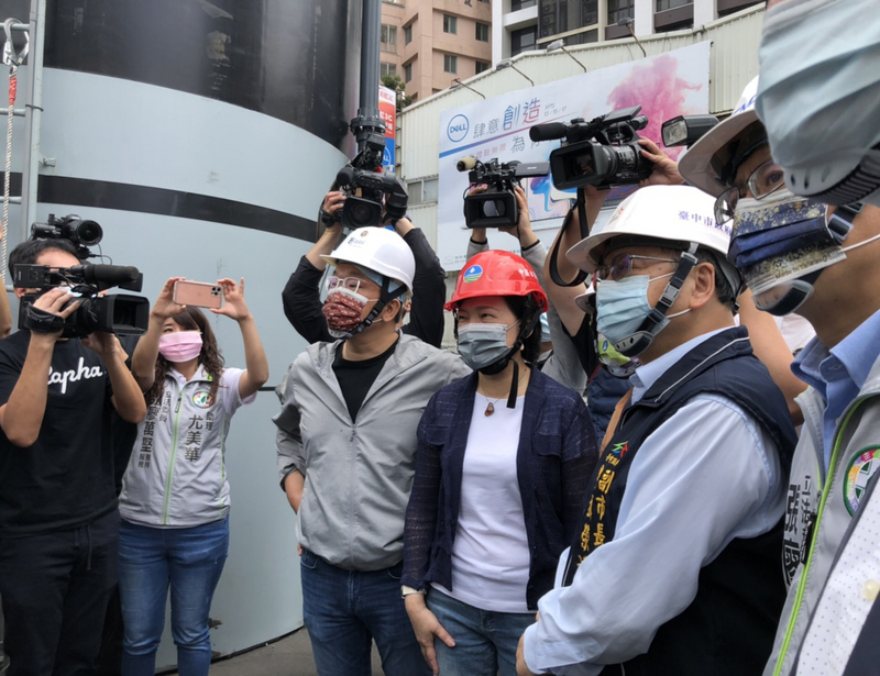 台中實施分區供水，經濟部長王美花（右3）17日視察工地地下水抽取、過濾情形。 (圖：中央社)